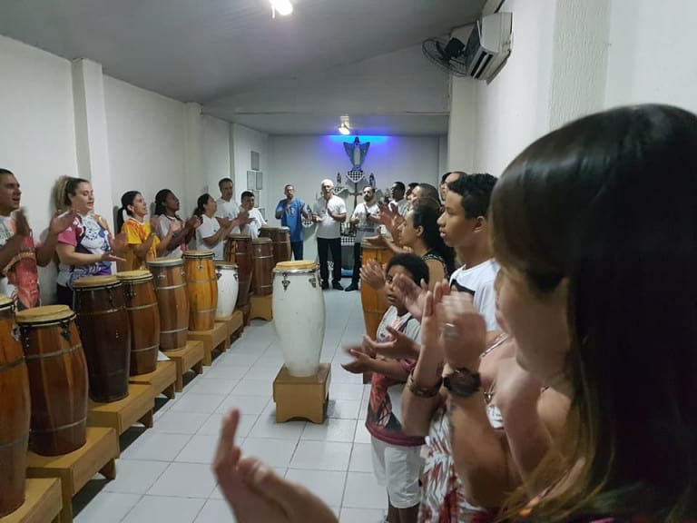 Leia o artigo Palmas e cantos, tambores e sons na Umbanda