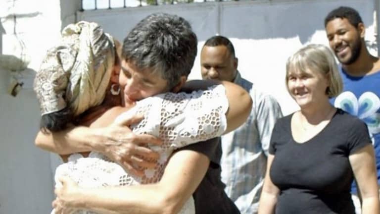 Leia o artigo Terreiro queimado por intolerância religiosa está sendo reerguido com ajuda de evangélicos