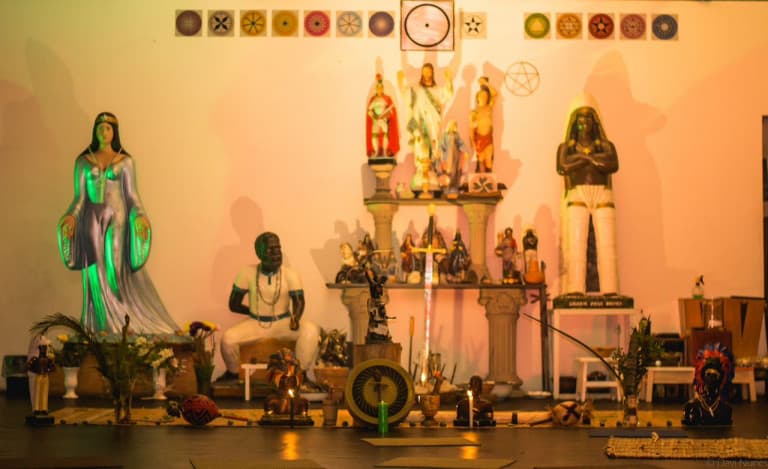 Leia o artigo Altares na Umbanda: importância e sincretismo
