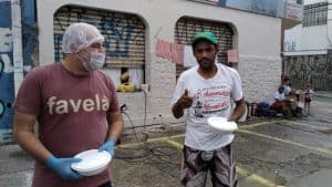 Guerreiros Solidários mobiliza voluntários e distribui refeições a moradores de rua em SP 11