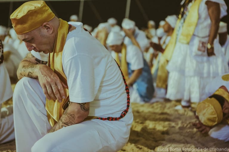 Leia o artigo Tocar o solo sagrado três vezes: por que fazemos isso?